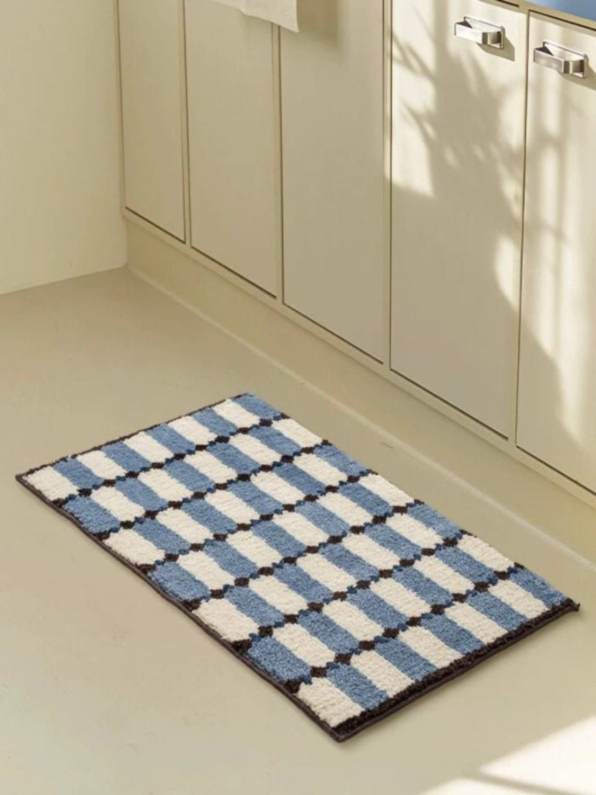 Retro Checker Bath Rug – Machine Washable, Ultra Soft